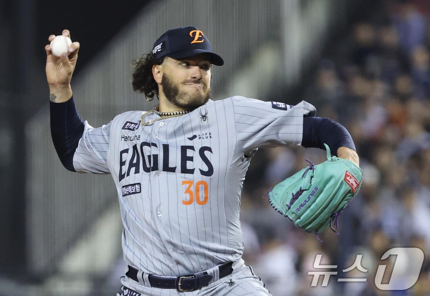 9일 오후 서울 송파구 잠실야구장에서 열린 프로야구 &#39;2025 신한 SOL 뱅크 KBO리그&#39; 한화 이글스와 두산 베어스의 경기에서 한화 선발투수 폰세가 6회말 역투하고 있다. 2025.4.9/뉴스1 ⓒ News1 오대일 기자