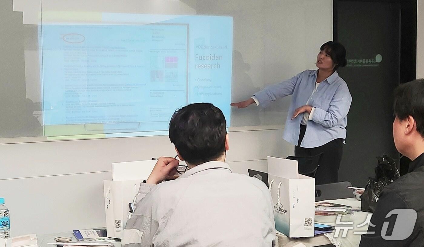 본문 이미지 - 이영원 신교무역 대표가 하이큐펫츠 후코시리즈 영양제의 연구 결과를 소개하고 있다. ⓒ 뉴스1 한송아 기자 