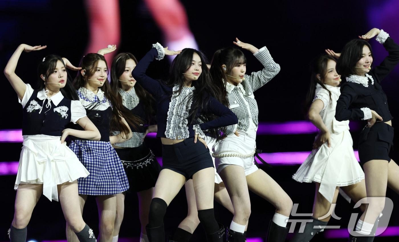 본문 이미지 - 하츠투하츠가 30일 서울 마포구 상암 월드컵경기장에서 열린 ‘서울스프링페스타 WONDER SHOW’에 출연해 화려한 무대를 선보이고 있다. 2025.5.1/뉴스1 ⓒ News1 권현진 기자