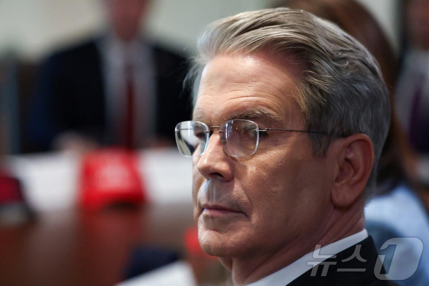 스콧 베선트 미국 재무장관이 30일(현지시간) 미국 워싱턴DC 백악관에서 열린 도널드 트럼프 대통령 주재 각료 회의에서 질문하는 기자 방향을 돌아보고 있다. ⓒ 로이터=뉴스1 ⓒ News1 류정민 특파원