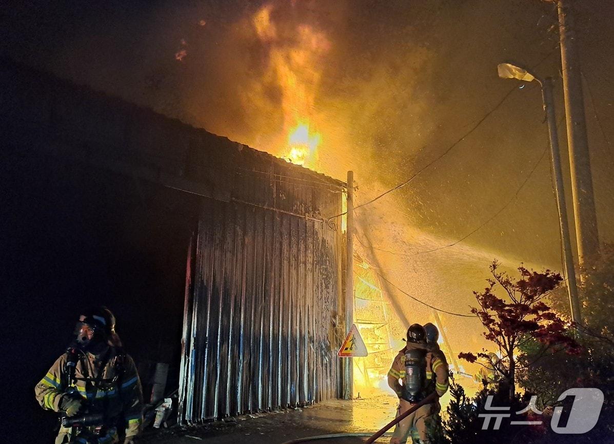 본문 이미지 - 30일 오후 7시 34분께 전북자치도 김제시 광활면의 한 농기계 보관 창고에서 불이 났다.(전북소방 제공. 재판매 및 DB금지) 