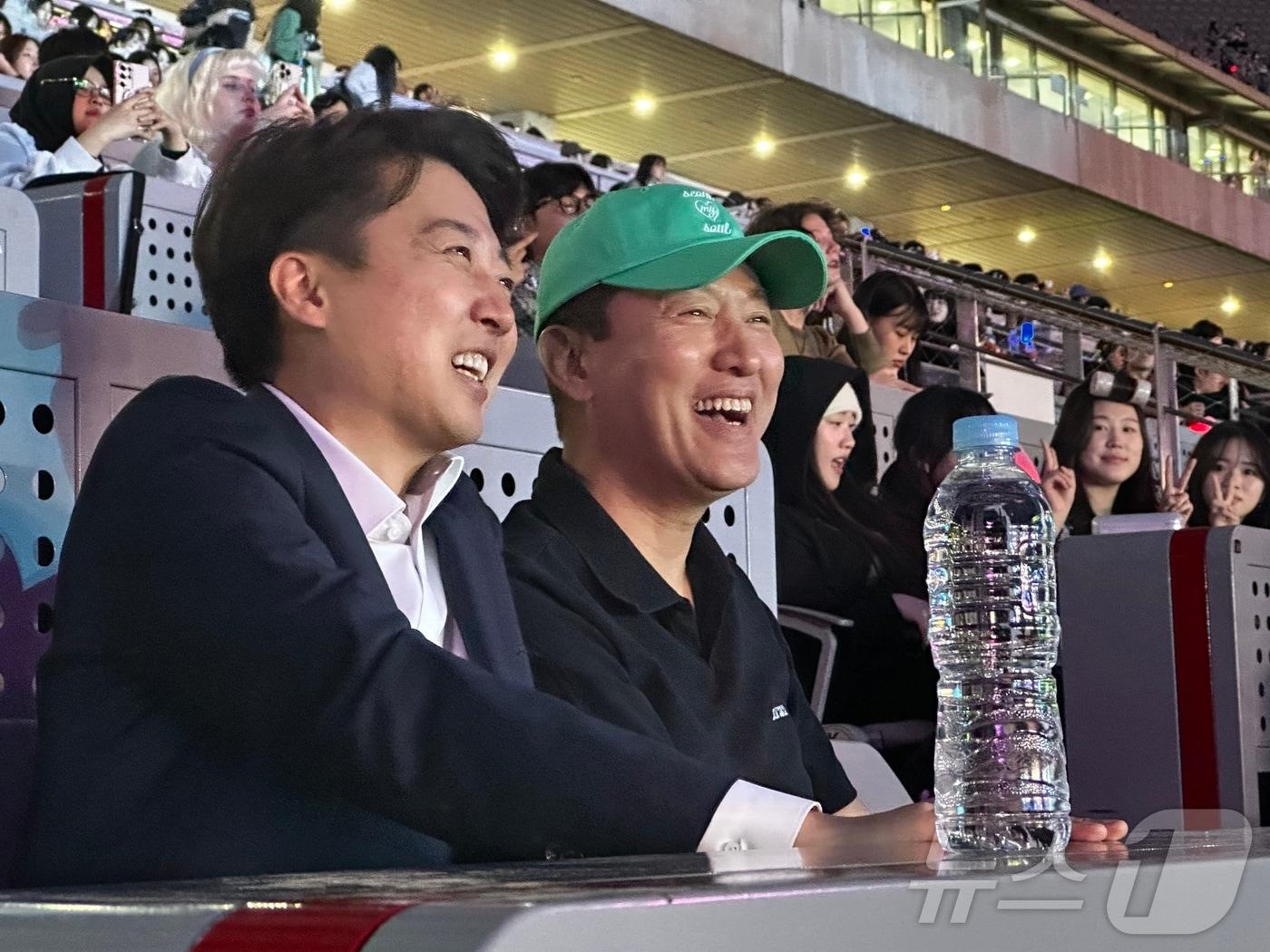 본문 이미지 - 2025년 4월 30일  오세훈 서울시장과 이준석 개혁신당 대통령 후보가  서울 마포구 상암 월드컵경기장에서 열린 '서울스프링페스타 WONDER SHOW'에서 개막식을 관람하고 있는 모습. (이준석 캠프 제공. 재판매 및 DB금지)  ⓒ 뉴스1 김민지 기자