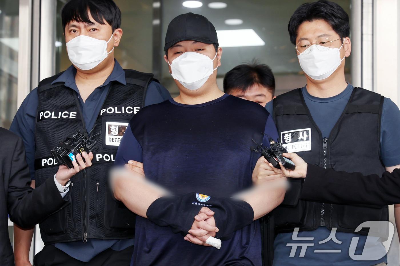 서울 강북구 미아동 마트에서 흉기를 휘둘러 1명을 살해하고 1명을 다치게 한 김성진&#40;32·남&#41;이 지난 5월 1일 오전 서울 강북경찰서에서 검찰로 구속 송치되고 있다.  2025.5.1/뉴스1 ⓒ News1 민경석 기자