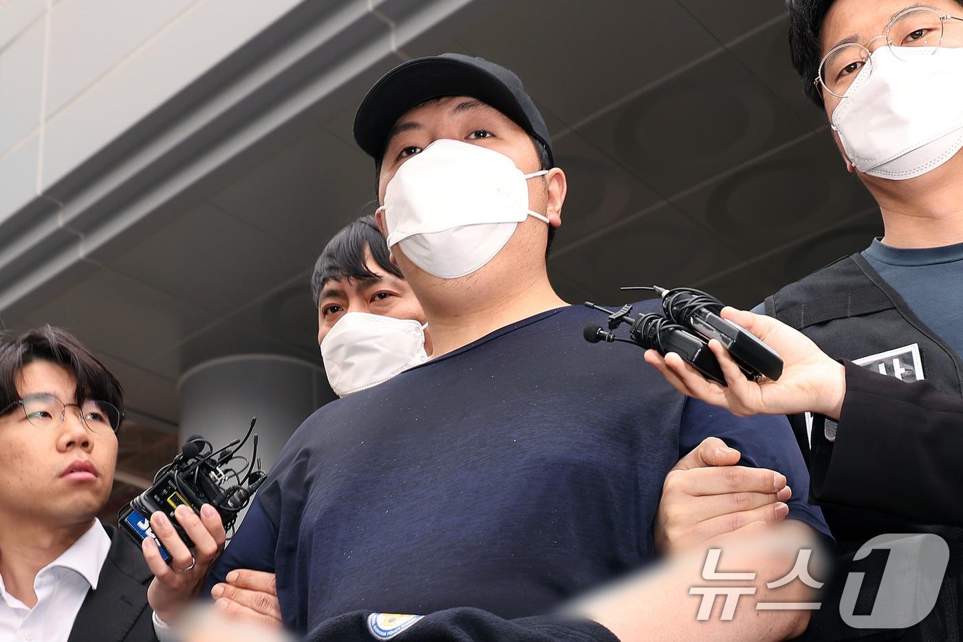 서울 강북구 미아동 마트에서 흉기를 휘둘러 1명을 살해하고 1명을 다치게 한 김성진&#40;32·남&#41;이 지난 5월 1일 오전 서울 강북경찰서에서 검찰로 구속 송치되고 있는 모습.  2025.5.1/뉴스1 ⓒ News1 민경석 기자