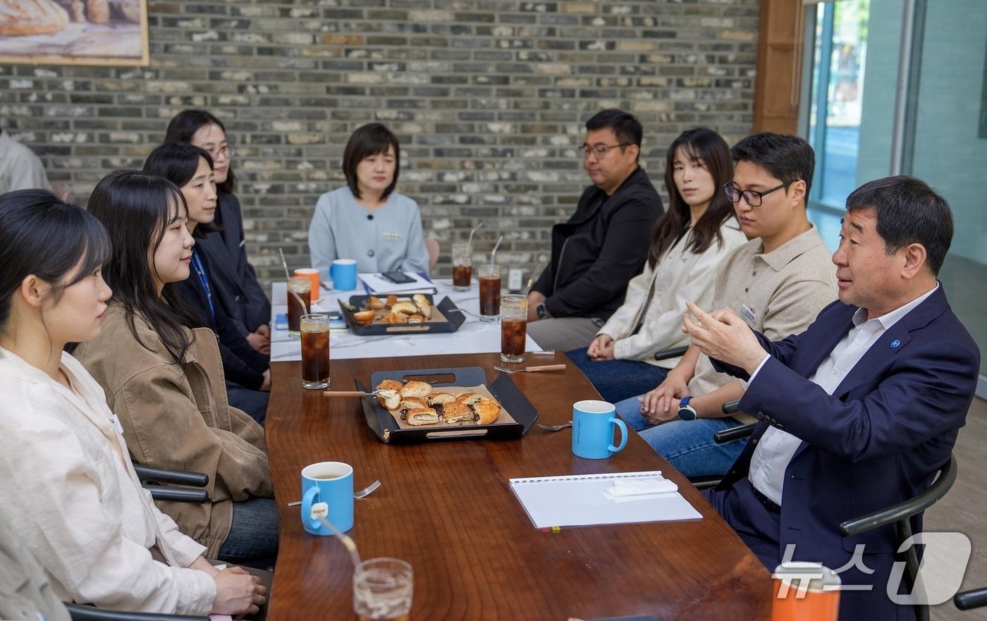 충북 증평군은 6개월간의 시보 기간을 마쳐 정규공무원으로 임용한 직원들의 노고를 격려하기 위한 간담회를 지난달 30일 열었다.(증평군 제공)/뉴스1