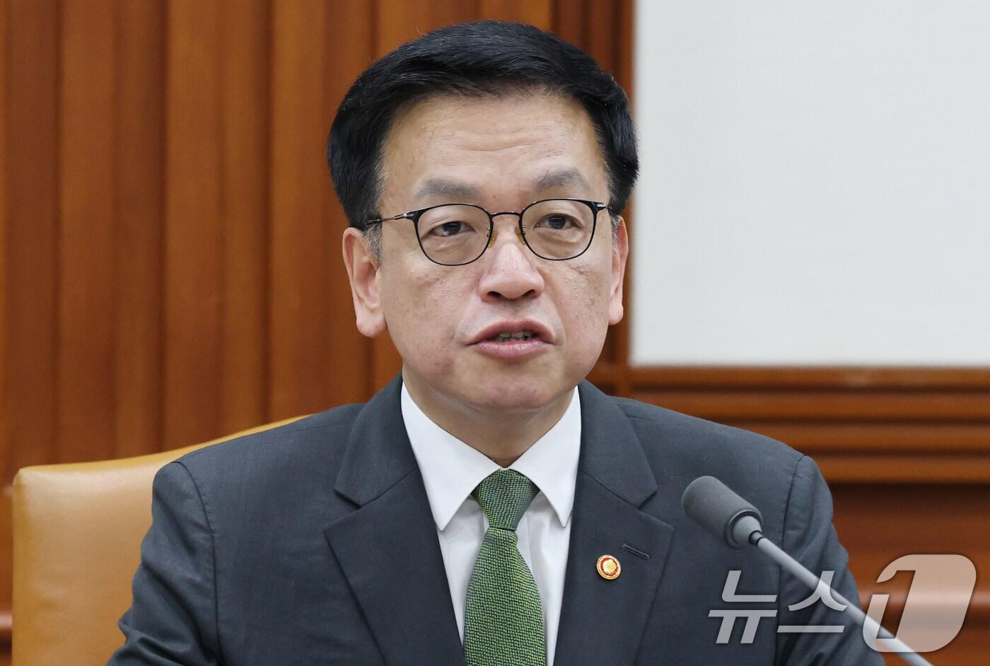 최상목 경제부총리 겸 기획재정부 장관이 1일 오전 서울 종로구 정부서울청사에서 열린 경제관계장관회의 겸 산업경쟁력강화 관계장관회의에서 발언을 하고 있다. 2025.5.1/뉴스1 ⓒ News1 임세영 기자