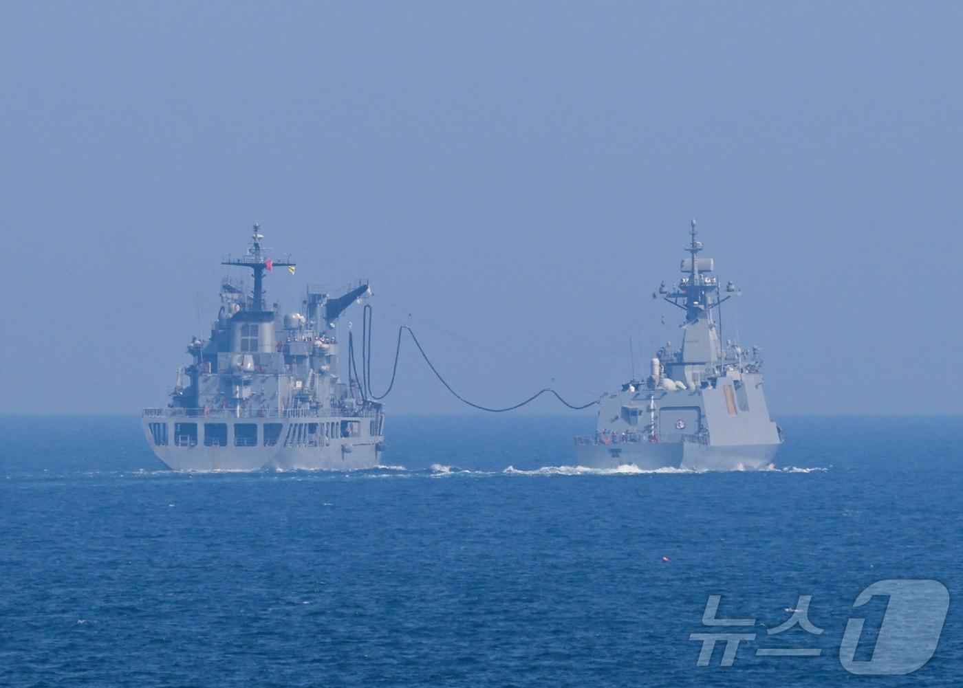본문 이미지 - 해군은 지난달 28일부터 5월 1일까지 서해와 남해에서 압도적인 군사대비태세 확립과 필승의 전투의지 고양을 위해 함대종합전투훈련을 실시했다고 밝혔다. 해군2함대 서울함(FFG-II, 3100톤, 오른쪽)과 화천함(AOE-Ⅰ, 4200톤, 왼쪽)이 29일 서해상에서 해상기동군수 훈련을 하고 있다. (해군 제공. 재판매 및 DB 금지) 2025.5.1/뉴스1
