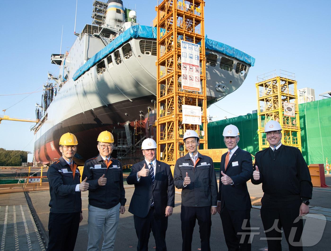 본문 이미지 - 김동관 한화그룹 부회장이 30일 오후 한화오션 거제사업장을 방문한 존 필린&#40;John C. Phelan&#41; 미국 해군성 장관과 거제사업장에서 MRO 중인 미국 해군 7함대의 급유함인 ‘유콘’함을 배경으로 기념 촬영을 하고 있다. &#40;한화오션 제공. 재판매 및 DB 금지&#41; 2025.5.1/뉴스1