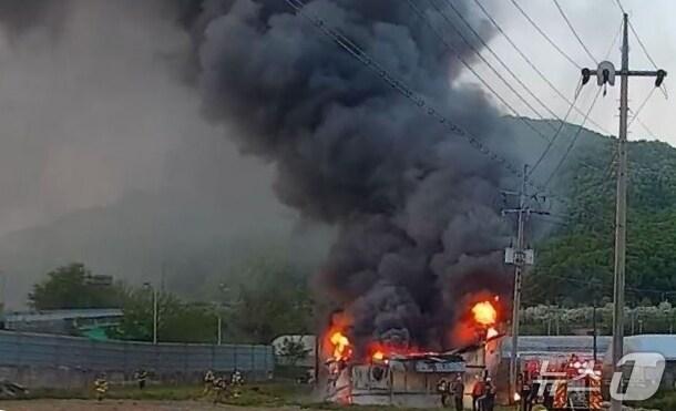 본문 이미지 - 30일 오후 6시 47분쯤 경북 김천시 봉산면 농자재 보관창고에서 화재가 발생했다.(경북소방본부 제공. 재판매 및 DB금지)/뉴스1