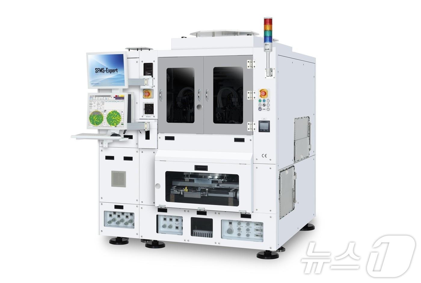 TC본더 'SFM5-Expert'(한화세미텍 제공). ⓒ 뉴스1