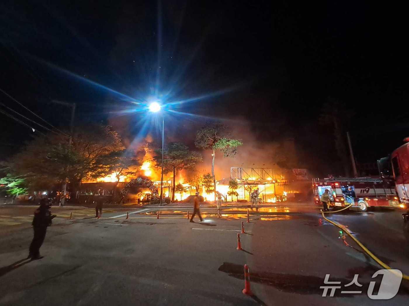 본문 이미지 - 1일 오전 2시 52분쯤 강원 춘천시 신북읍의 한 식당에서 발생한 불이 1시간여 만에 잡힌 가운데, 이날 화재로 식당 종업원 1명이 부상을 입고, 소방 추산 9000만 원의 재산피해가 났다. (강원특별자치도소방본부 제공. 재판매 및 DB금지) 2025.5.1/뉴스1