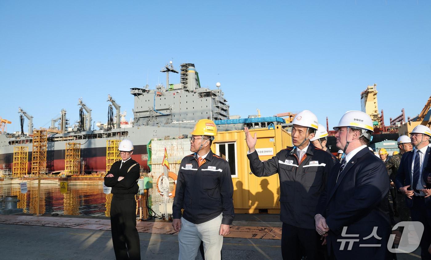 본문 이미지 - 30일 미 해군성 존 필린 장관(오른쪽 첫 번째)과 한화그룹 김동관 부회장(오른쪽 두 번째)이 한화오션 거제사업장에서 유콘함 정비 현장을 둘러보고 있다.(한화오션 제공. 재판매 및 DB금지.)