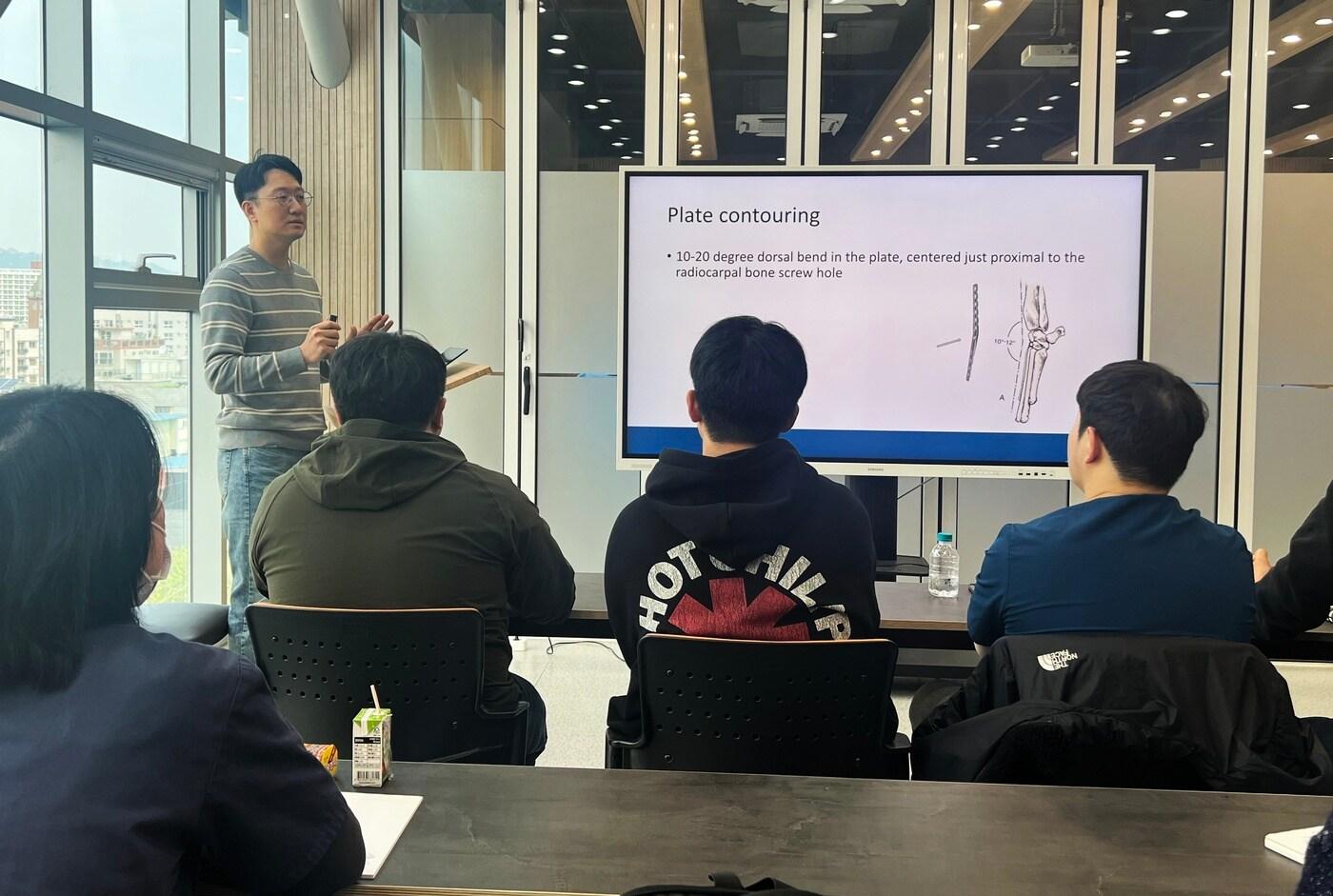 김용선 본동물의료센터 대표원장은 최근 수의골관절학회에 강사로 초빙돼, 수의사들을 대상으로 완관절 고정술 및 전완골 골절 고정, 완관절 고정술 실습 교육을 진행했다(본동물의료센터 제공). ⓒ 뉴스1