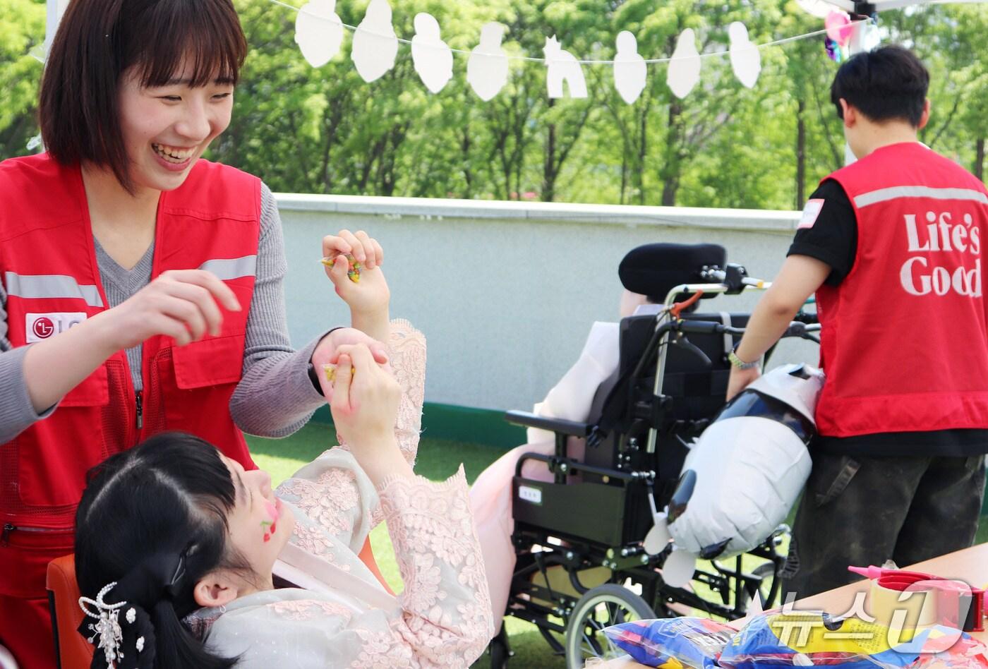 본문 이미지 - LG전자 임직원으로 구성된 '라이프스굿 봉사단'이 지난달 30일 서울 강동구에 위치한 암사재활원을 찾아 장애 아동·청소년들과 다양한 체험 활동을 함께했다(LG전자 제공). ⓒ 뉴스1