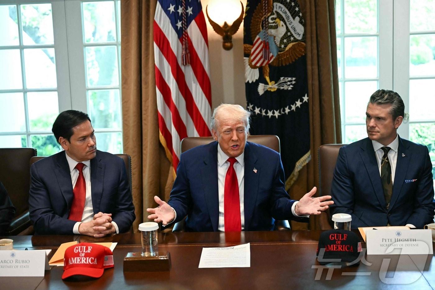 본문 이미지 - 도널드 트럼프 미국 대통령이 지난해 5월 워싱턴DC 백악관에서 열린 각료회의서 마코 루비오 국무 장관, 피트 헤그세스 국방 장관의 참석 속 발언을 하고 있다. 2025.05.01 ⓒ AFP=뉴스1