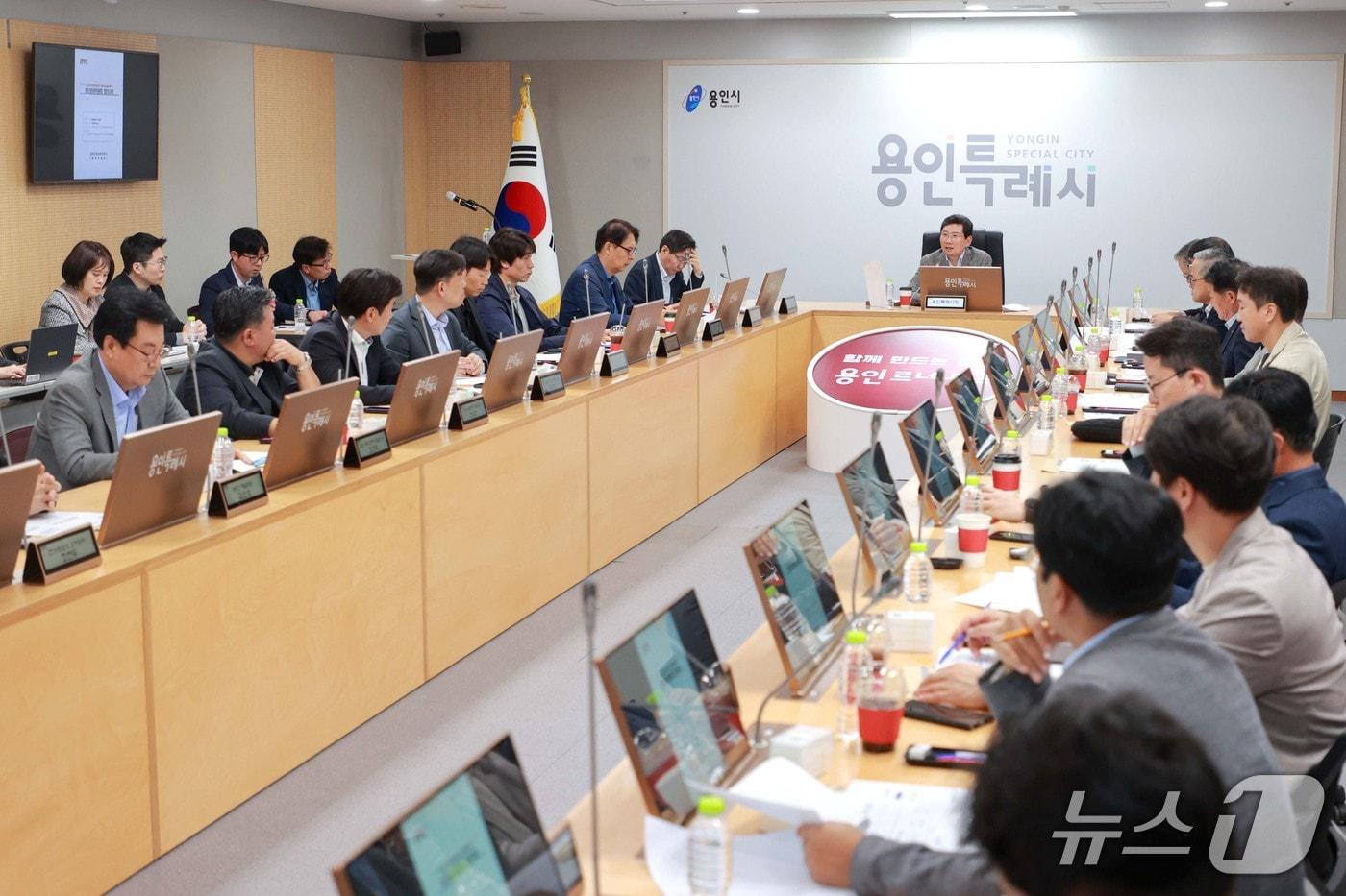 이상일 시장이 지난달 30일 시민프로축구단 창단준비위원회 회의를 주재하고 있는 모습.(용인시 제공)