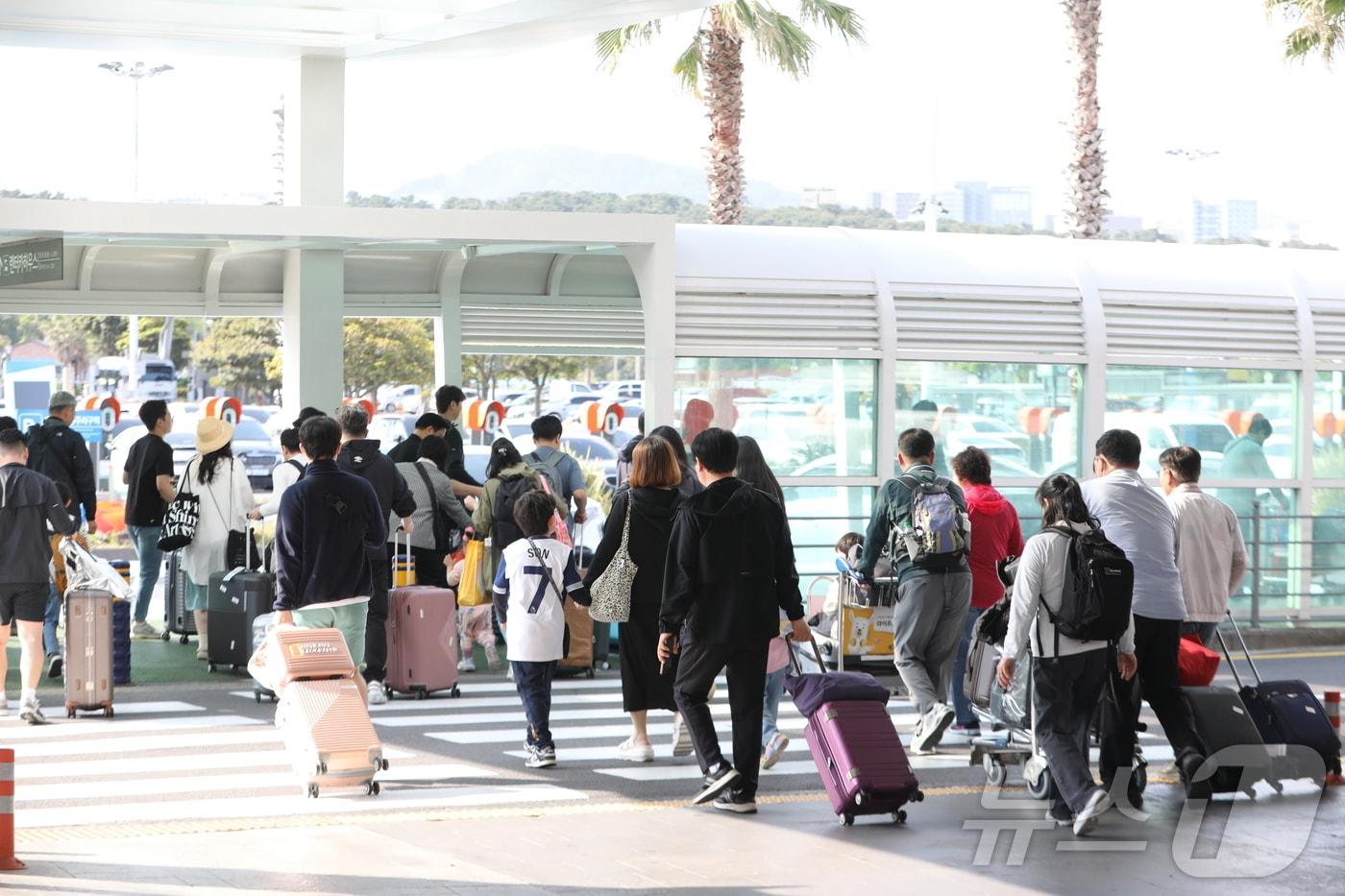제주국제공항에 도착한 관광객&#40;자료사진&#41;/뉴스1