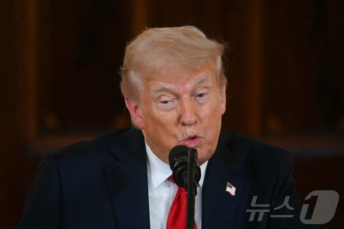 본문 이미지 - 도널드 트럼프 미국 대통령이 30일(현지시간) 워싱턴 백악관에서 20여명의 글로벌 기업 CEO가 참석한 가운데 열린 '미국 투자' 행사서 “오늘 참석한 기업들은 모두 합쳐 2조달러 이상의 신규 미국 투자를 발표했다” 고 말하고 있다. 2025.05.01 ⓒ AFP=뉴스1 ⓒ News1 우동명 기자