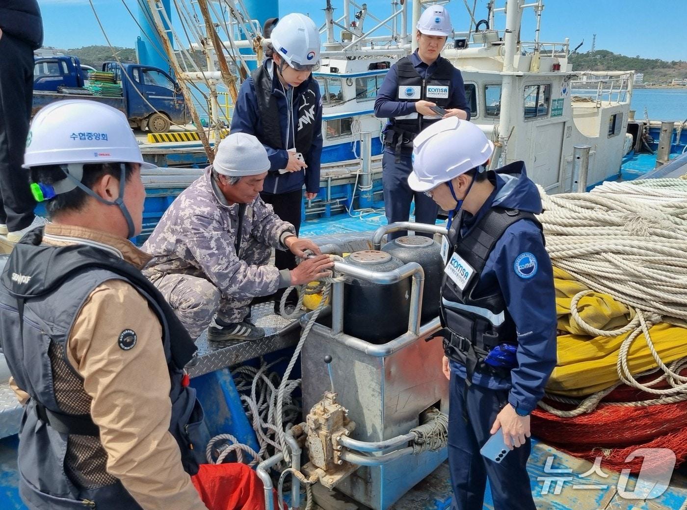 본문 이미지 - 한국해양교통안전공단(KOMSA)이 어선원 안전감독관의 현장이행점검을 지원하는 모습(한국해양교통안전공단 제공)
