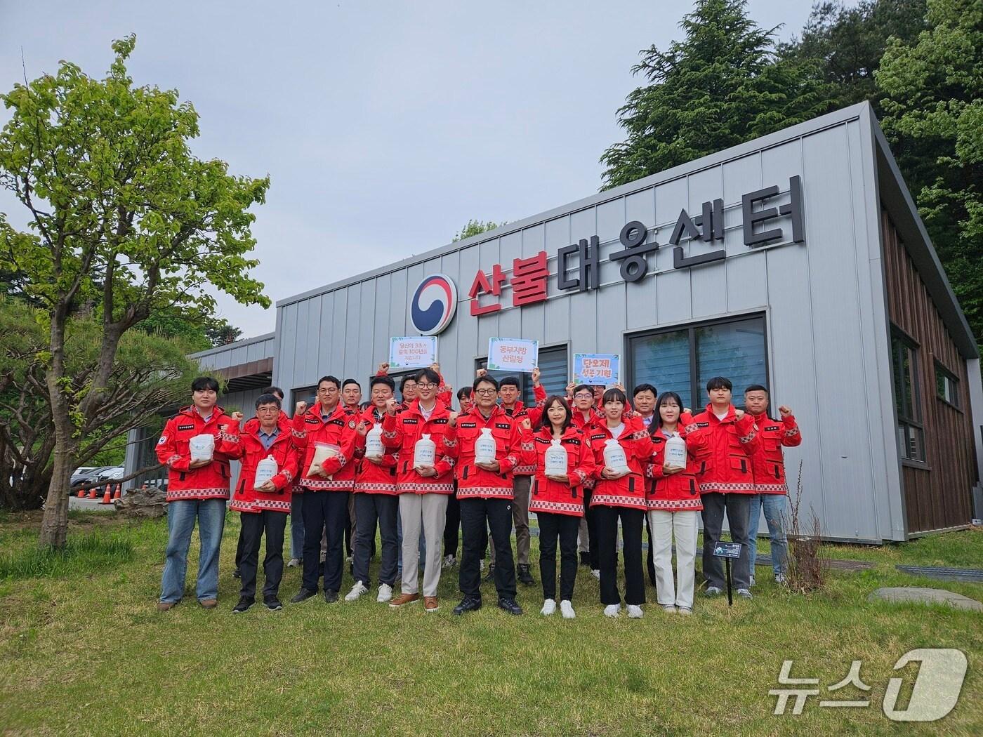 본문 이미지 - 동부지방산림청 신주미 봉정 단체사진.(동부산림청 제공, 재판매 및 DB 금지) 2025.5.1/뉴스1