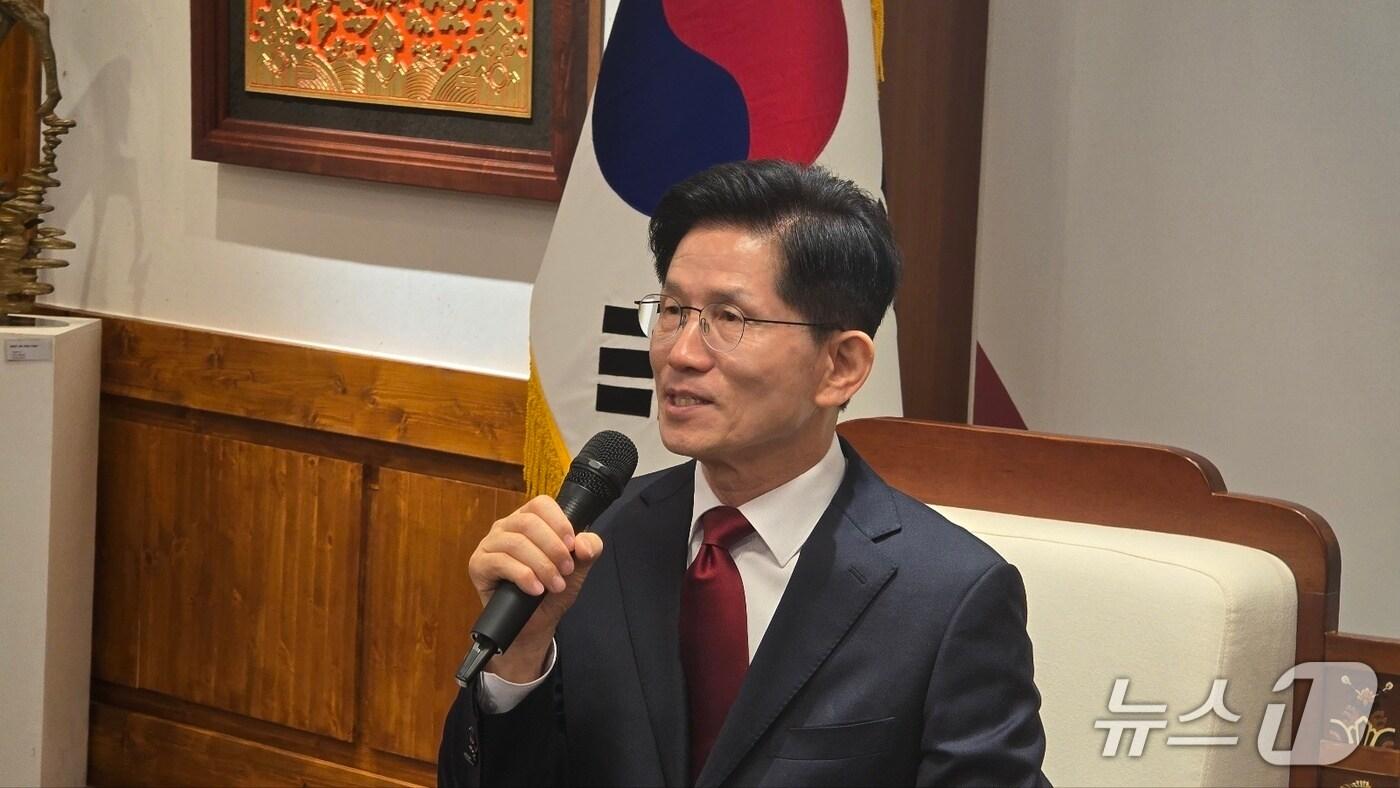 본문 이미지 -  국민의힘 김문수 대선 경선 후보가 1일 오전 세종시청을 방문해 지역 관련 공약을 발표하고 있다.