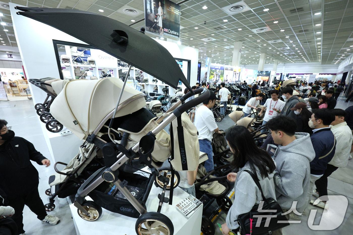 1일 서울 강남구 코엑스에서 열린 코베 베이비페어에서 관람객들이 유아용품을 살펴보고 있다. 2025.5.1/뉴스1 ⓒ News1 신웅수 기자