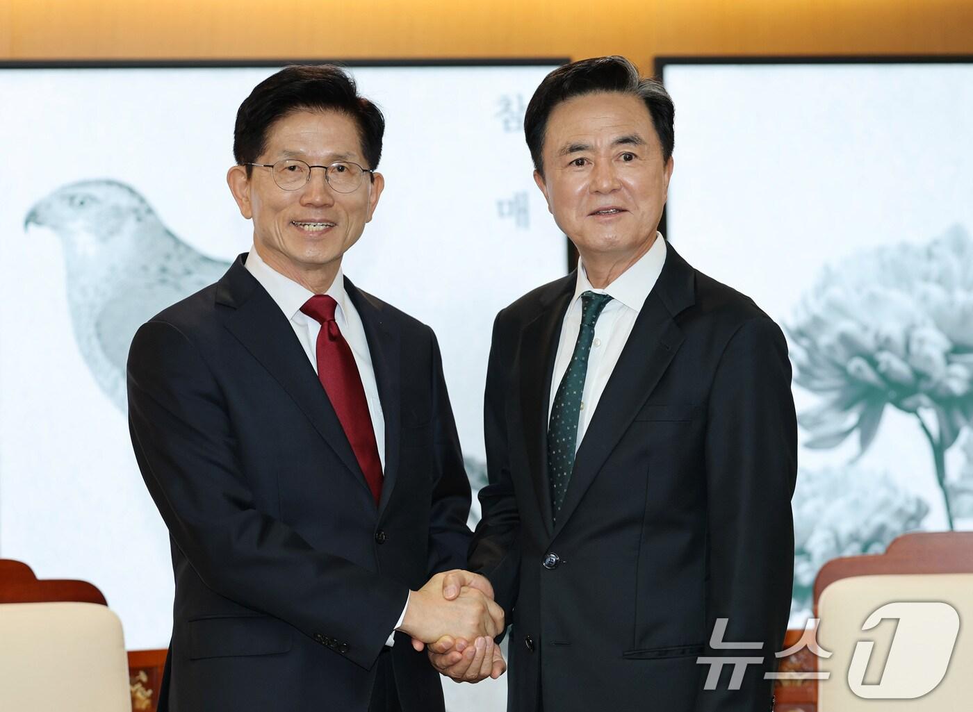 본문 이미지 - 김문수 국민의힘 대선 경선 후보가 1일 충남도청을 방문해 김태흠 도지사와 면담에 앞서 악수를 하고 있다. 2025.5.1/뉴스1 ⓒ News1 김기태 기자