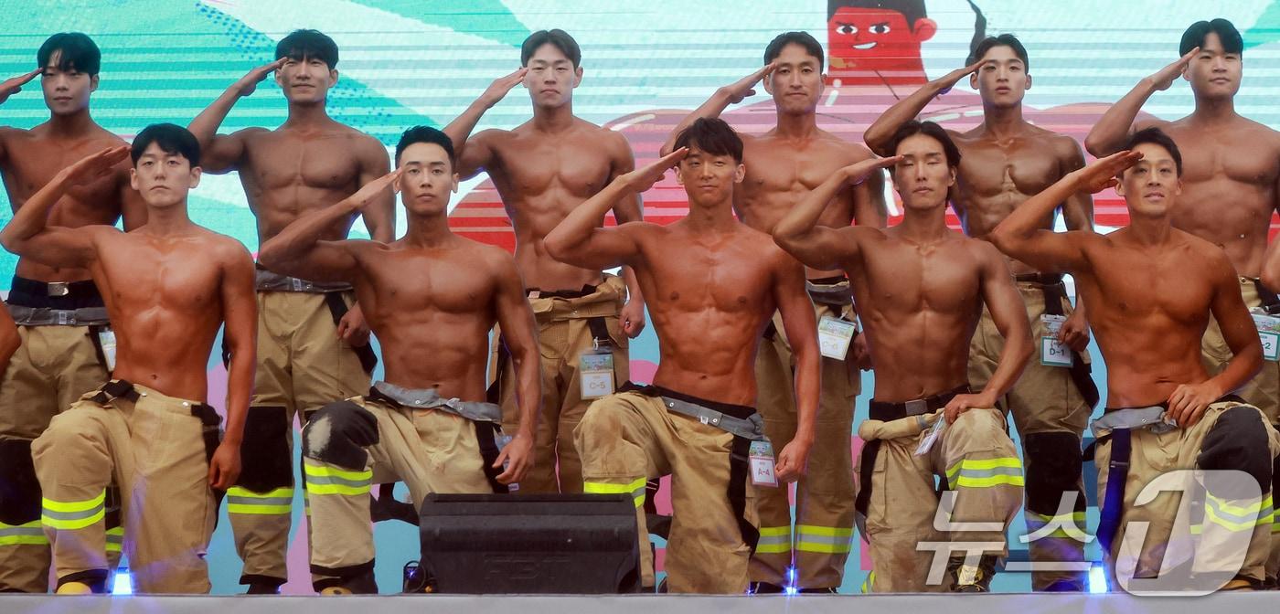 1일 서울 영등포구 여의도공원 문화의마당에서 열린 몸짱소방관 선발대회에 출전한 소방관들이 근육을 뽐내고 있다. 2025.5.1/뉴스1 ⓒ News1 김진환 기자