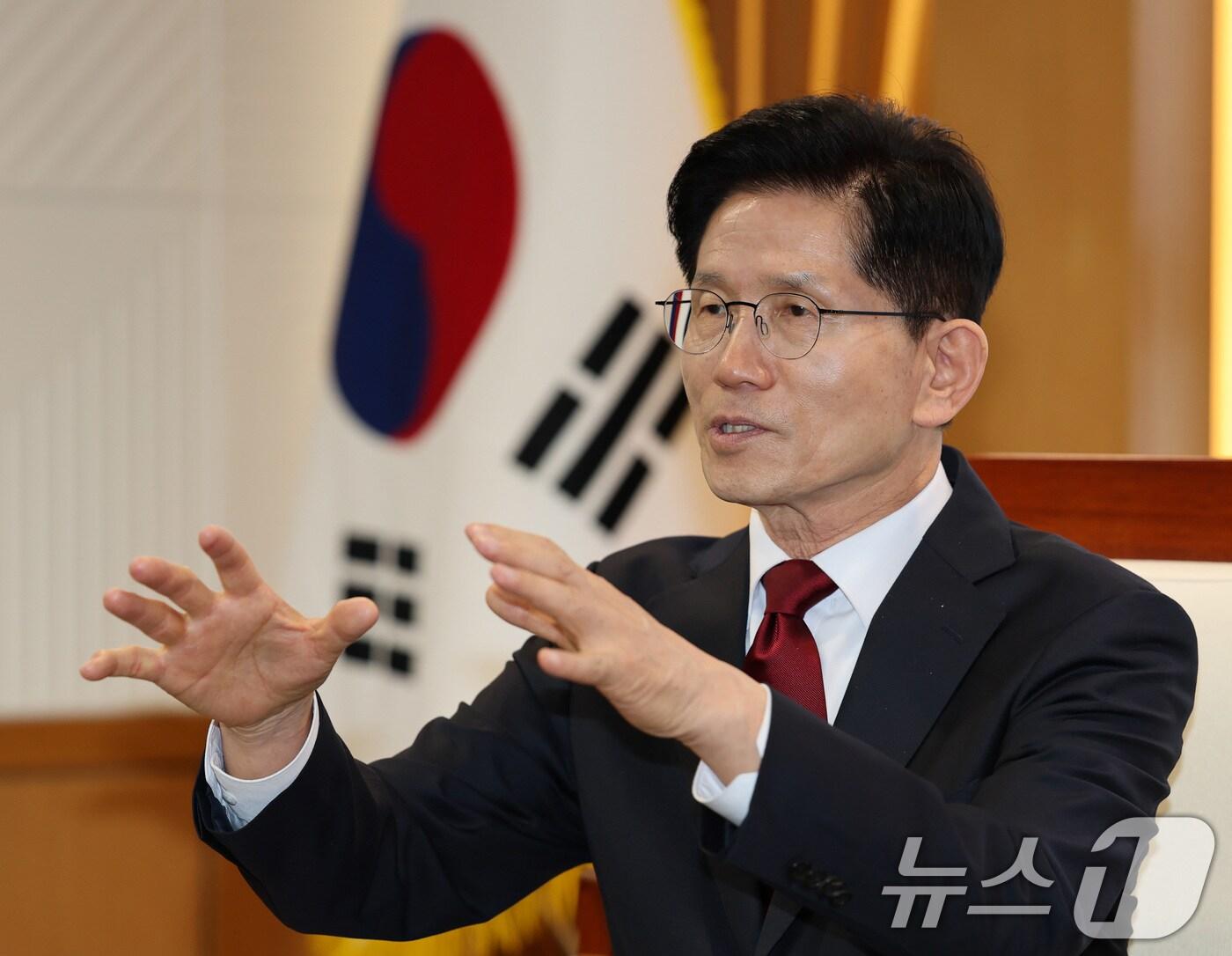 본문 이미지 - 김문수 국민의힘 대선 경선 후보가 1일 충남도청을 방문해 김태흠 도지사와 면담을 갖고 있다. 2025.5.1/뉴스1 ⓒ News1 김기태 기자