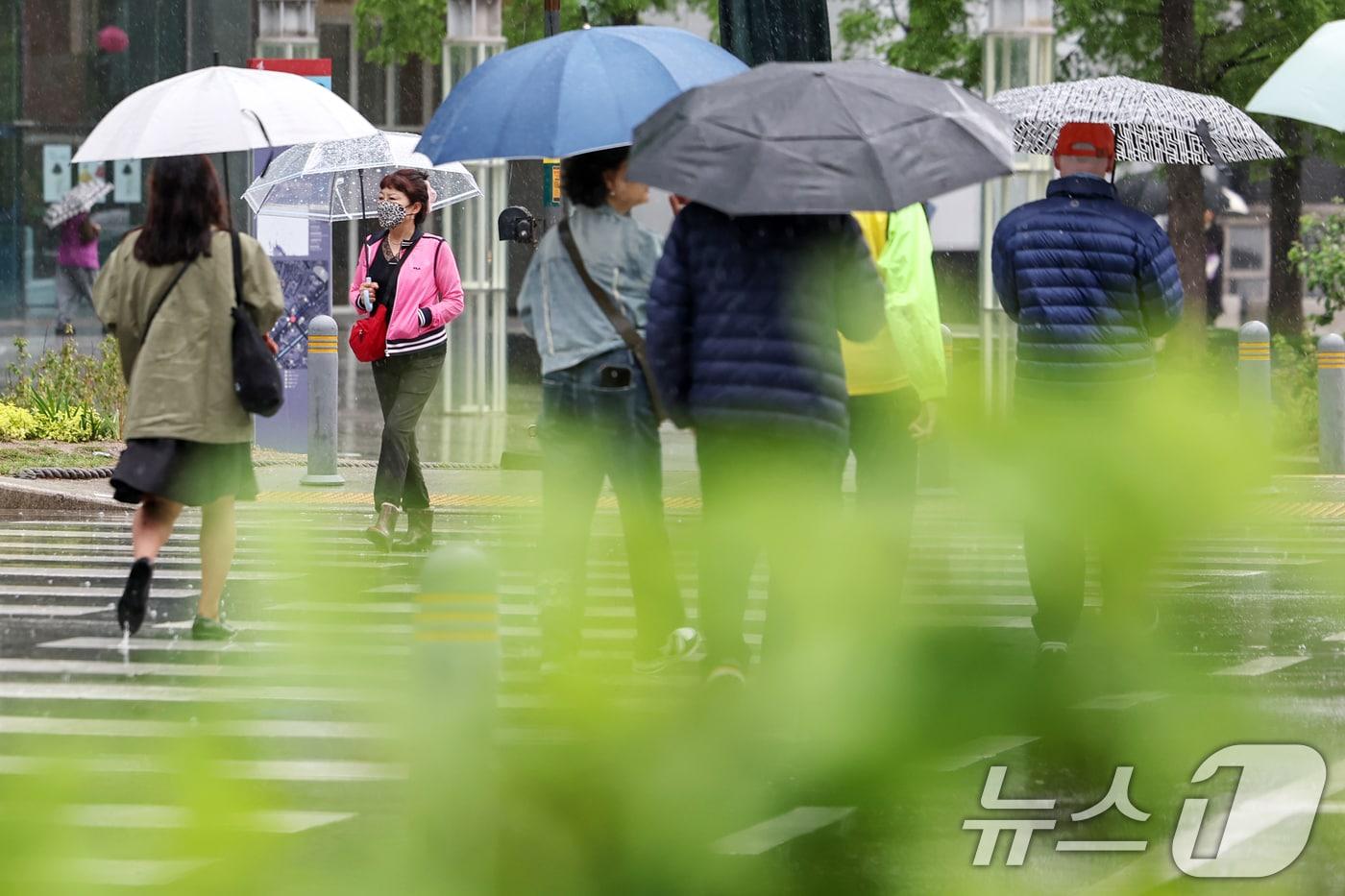 본문 이미지 - 우산을 쓴 시민들이 걸음을 옮기고 있다. /뉴스1 ⓒ News1 민경석 기자