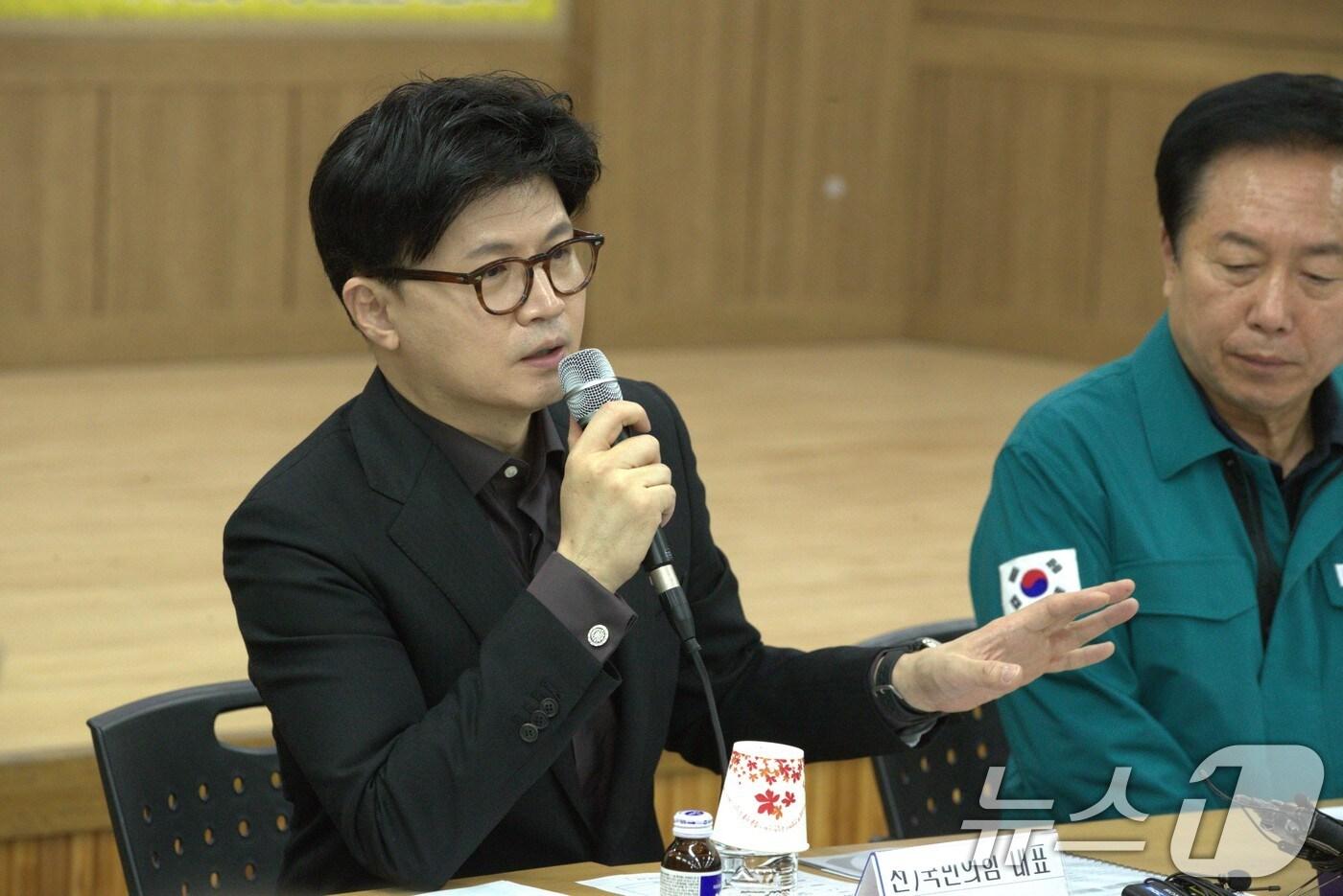 한동훈 국민의힘 대선 경선 후보가 1일 오전 경북 안동시 농업인회관에서 열린 &#39;안동 산불 피해 대책 위원회&#39;간담회에서 발언을 하고 있다. 2025.5.1/뉴스1 ⓒ News1 신성훈 기자