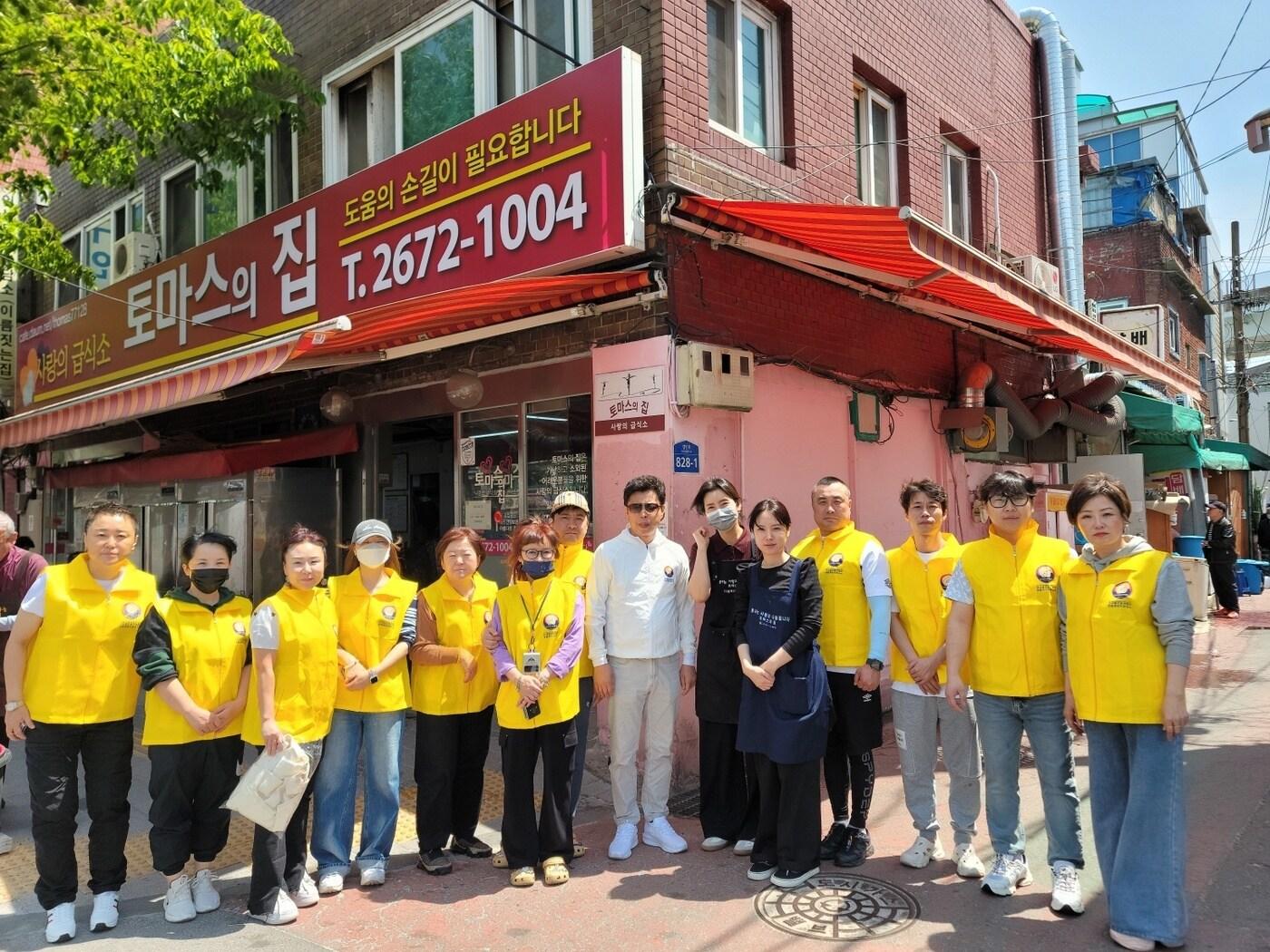 본문 이미지 - 4월 30일 서울 영등포구 재외동포청과 국내 체류 중국 동포가 배식 봉사활동을 하며 기념촬영하고 있다.(재외동포청 제공)