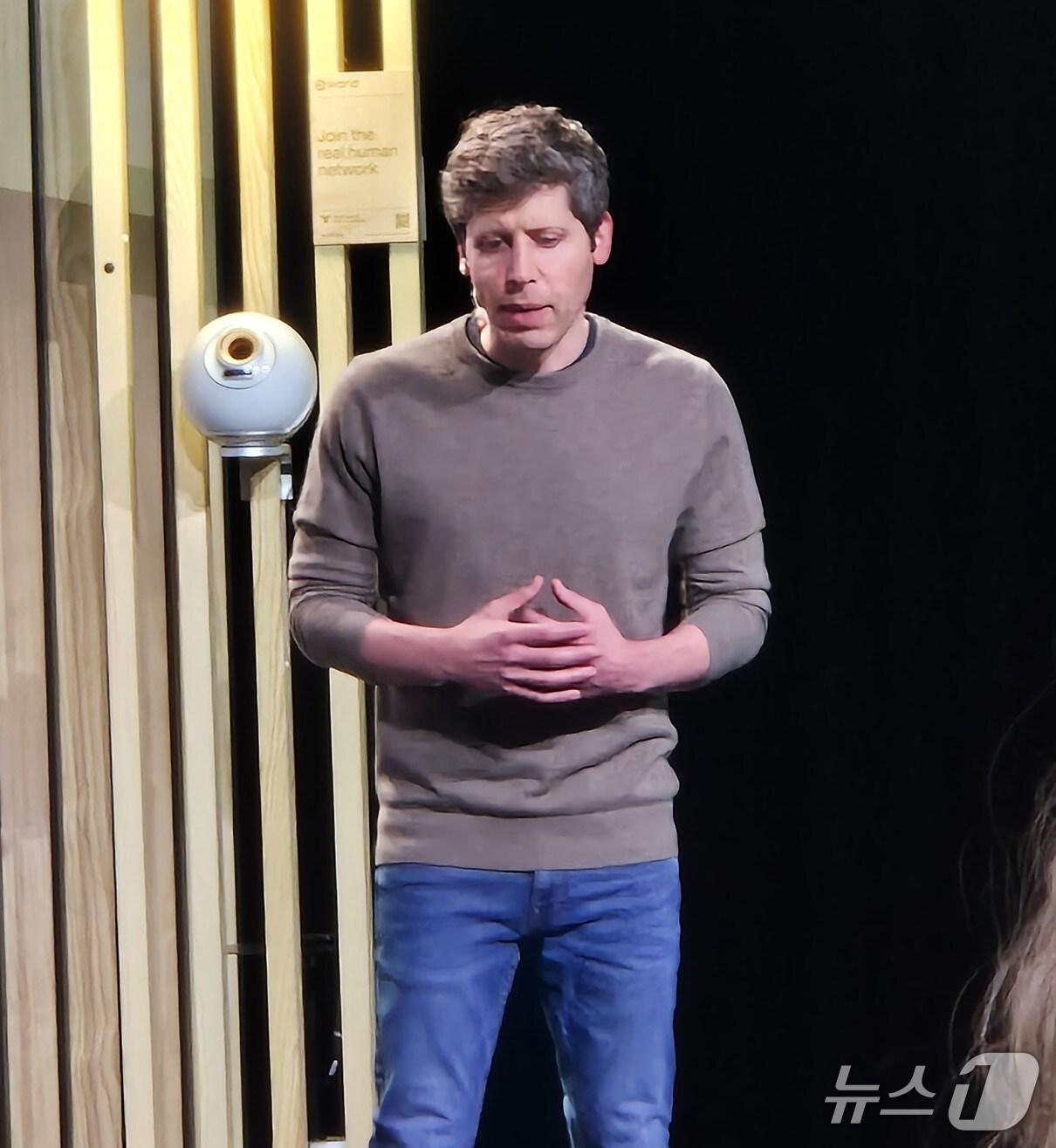 본문 이미지 -  샘 올트먼 월드코인 공동창립자가 1일 미국 샌프란시스코에서 열린 &#39;At Last&#39; 행사에서 발표하고 있다.2025.5.1/뉴스1