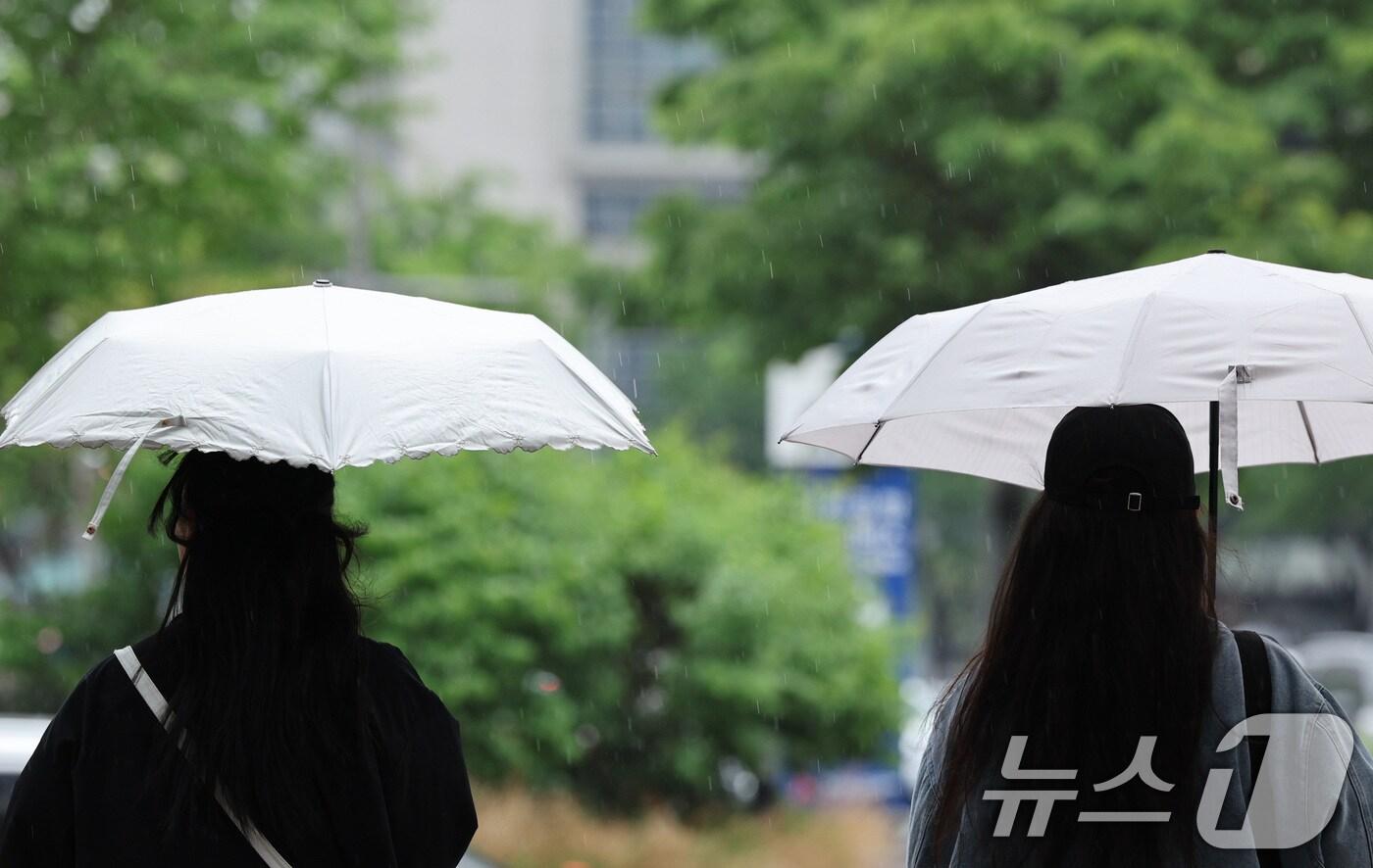 서울을 비롯한 수도권 일대에 비가 내린 1일 서울 강남구 코엑스 일대에서 우산을 쓴 시민들이 걸음을 옮기고 있다. 2025.5.1/뉴스1 ⓒ News1 신웅수 기자