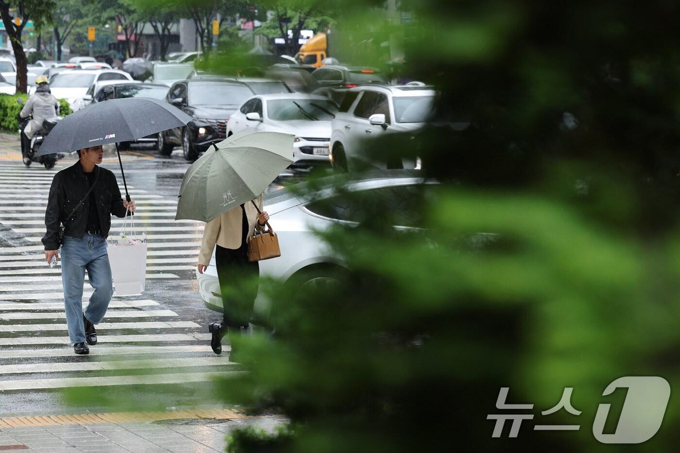 본문 이미지 - 우산을 쓴 시민들이 걸음을 옮기고 있다. 2025.5.1/뉴스1 ⓒ News1 신웅수 기자
