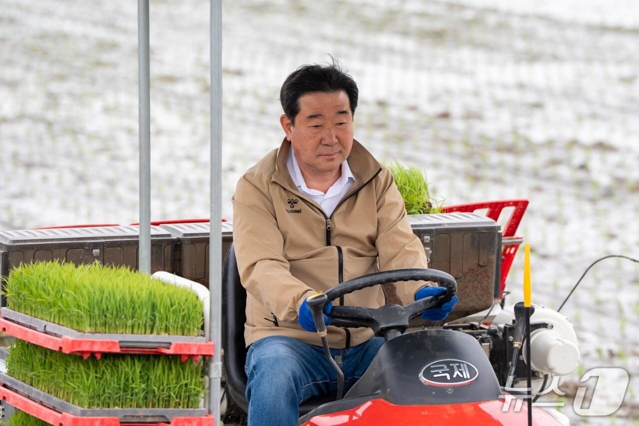 본문 이미지 - 1일 이재영 증평군수가 올해 첫 모내기 현장을 찾아 직접 이앙기를 운행해 보고 있다.(증평군 제공)/뉴스1