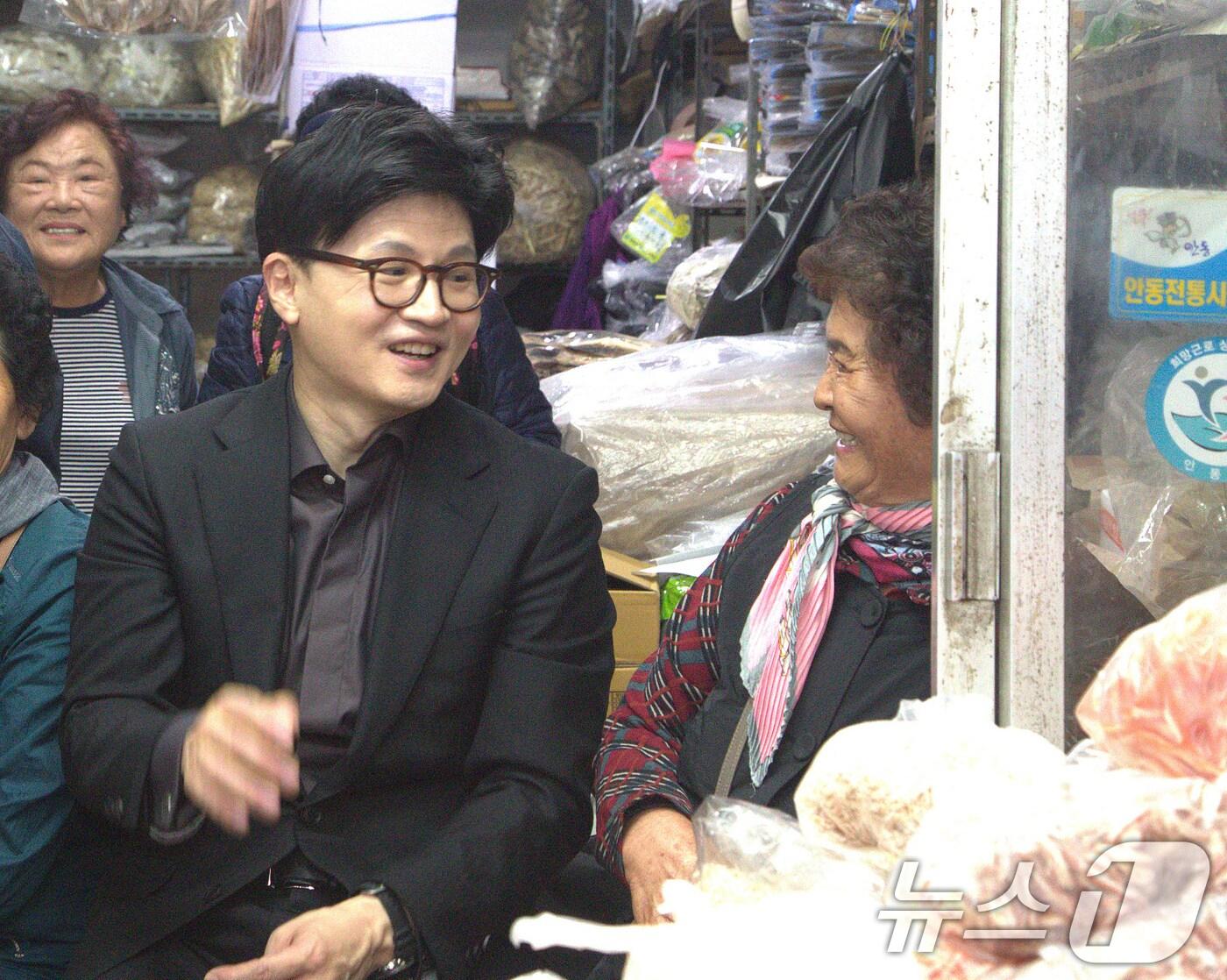 본문 이미지 - 한동훈 국민의힘 대선 경선 후보가 1일 오전 경북 안동 중앙 신시장을 방문해 시민들과 대화를 나누고 있다. 2025.5.1/뉴스1 ⓒ News1 신성훈 기자