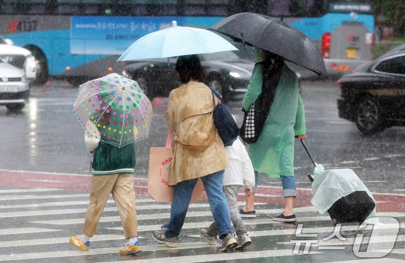 우산을 쓴 시민들이 발걸음을 옮기고 있다.(사진은 기사 내용과 무관함) / 뉴스1 ⓒ News1