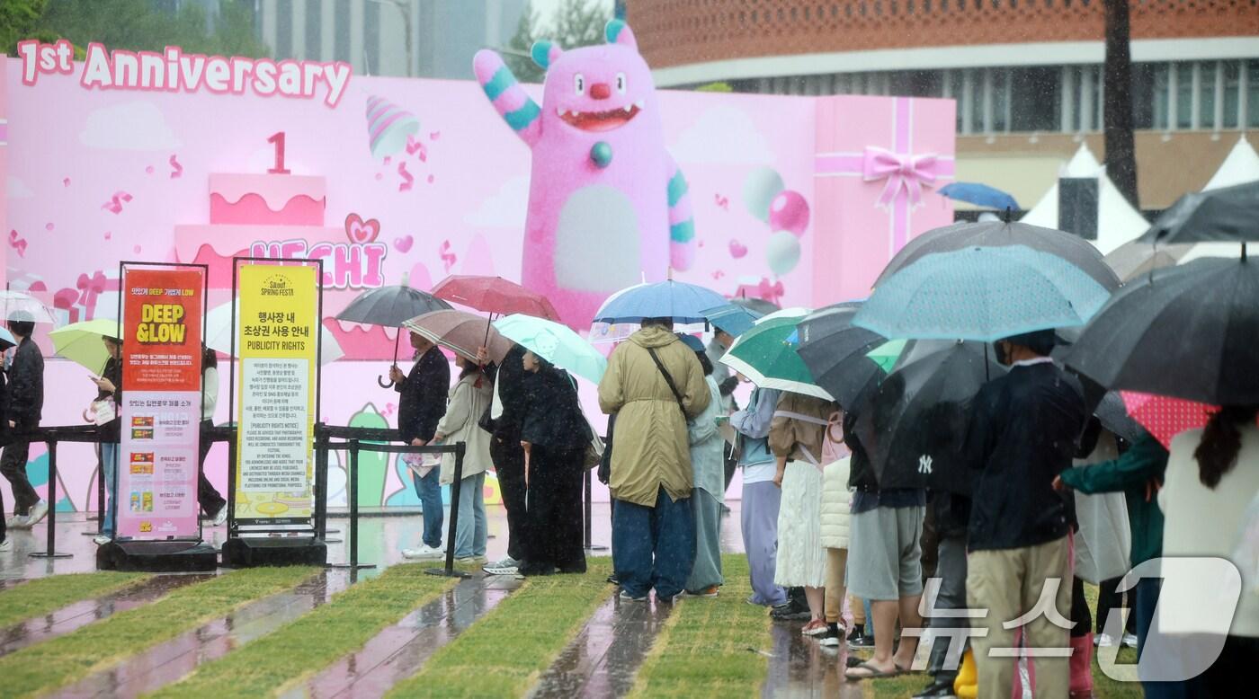 본문 이미지 - 서울을 비롯한 수도권 일대에 비가 내린 1일 서울 중구 서울광장에서 우산을 쓴 시민들이 서울스프링페스타 부스 입장을 기다리고 있다. 2025.5.1/뉴스1 ⓒ News1 김진환 기자