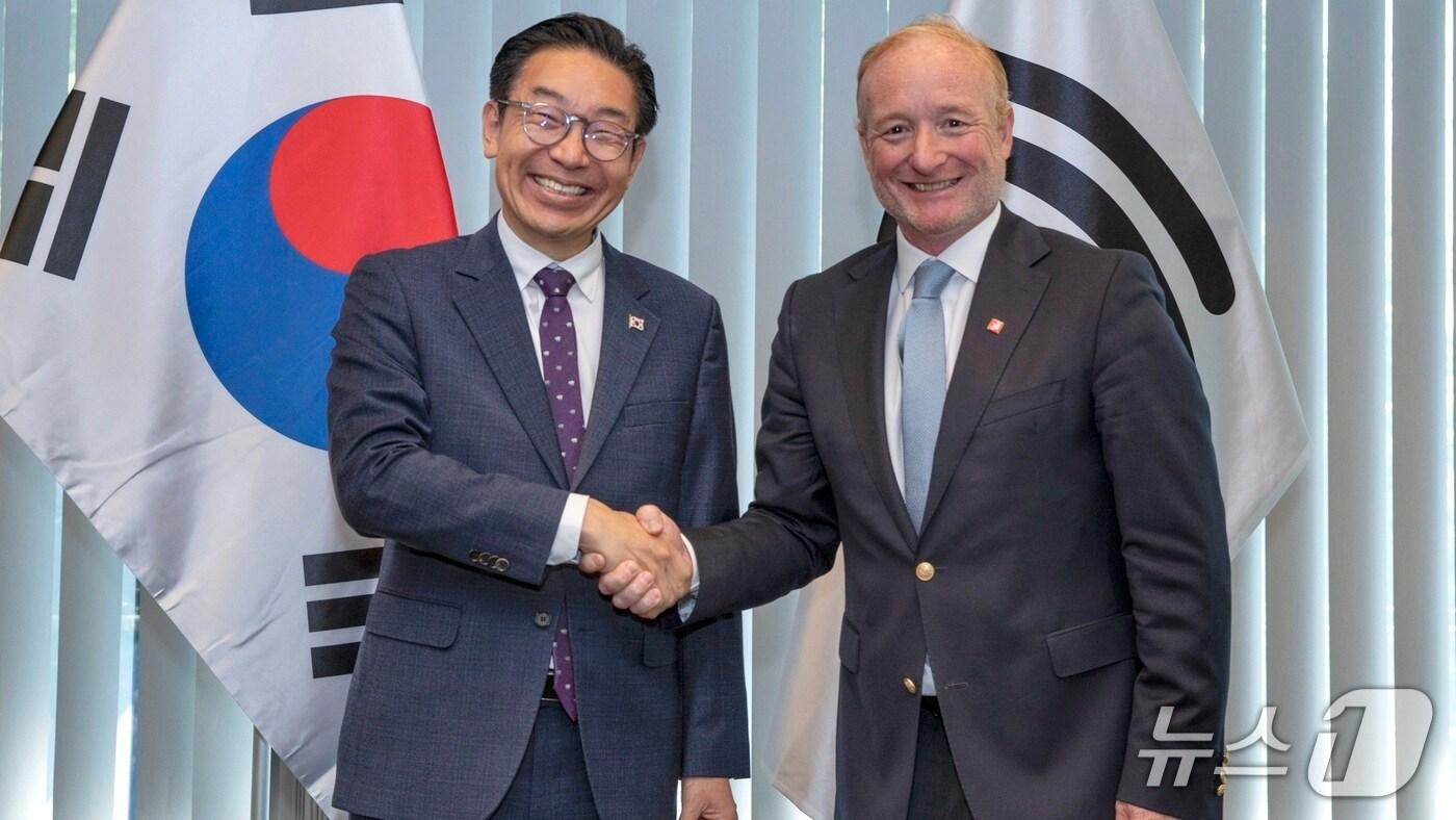 본문 이미지 - 김완기 특허청장(왼쪽)이 캄피누스(Campinos) EPO 청장과 기념촬영을 하고 있다.(특허청 제공.재판매 및 DB금지)/뉴스1