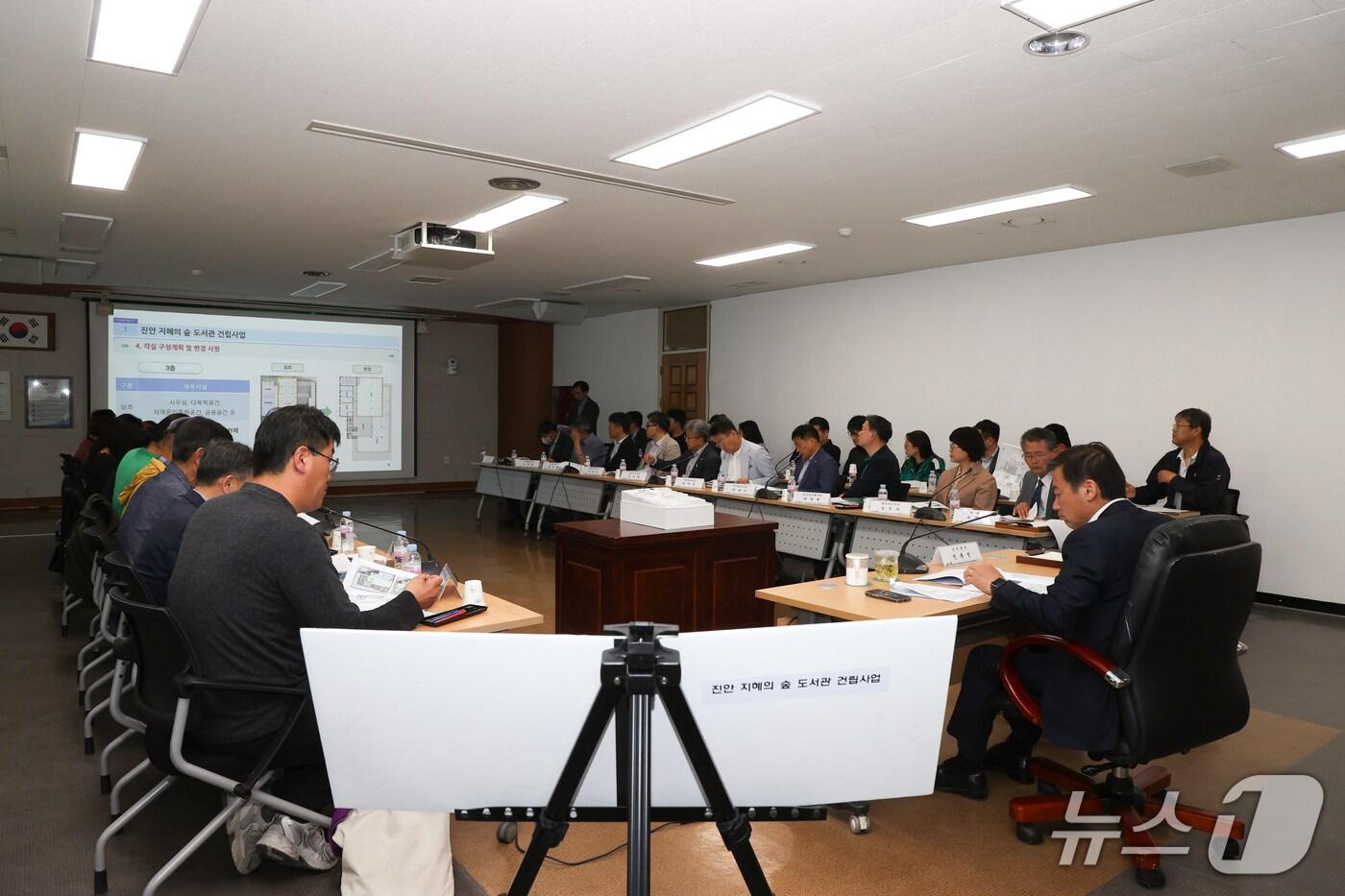 본문 이미지 - 전북자치도 진안군이 ‘지혜의 숲 도서관’ 건립 사업을 위한 설계 중간보고회를 갖고 있다.(진안군제공. 재판매 및 DB금지)2025.5.1/뉴스1
