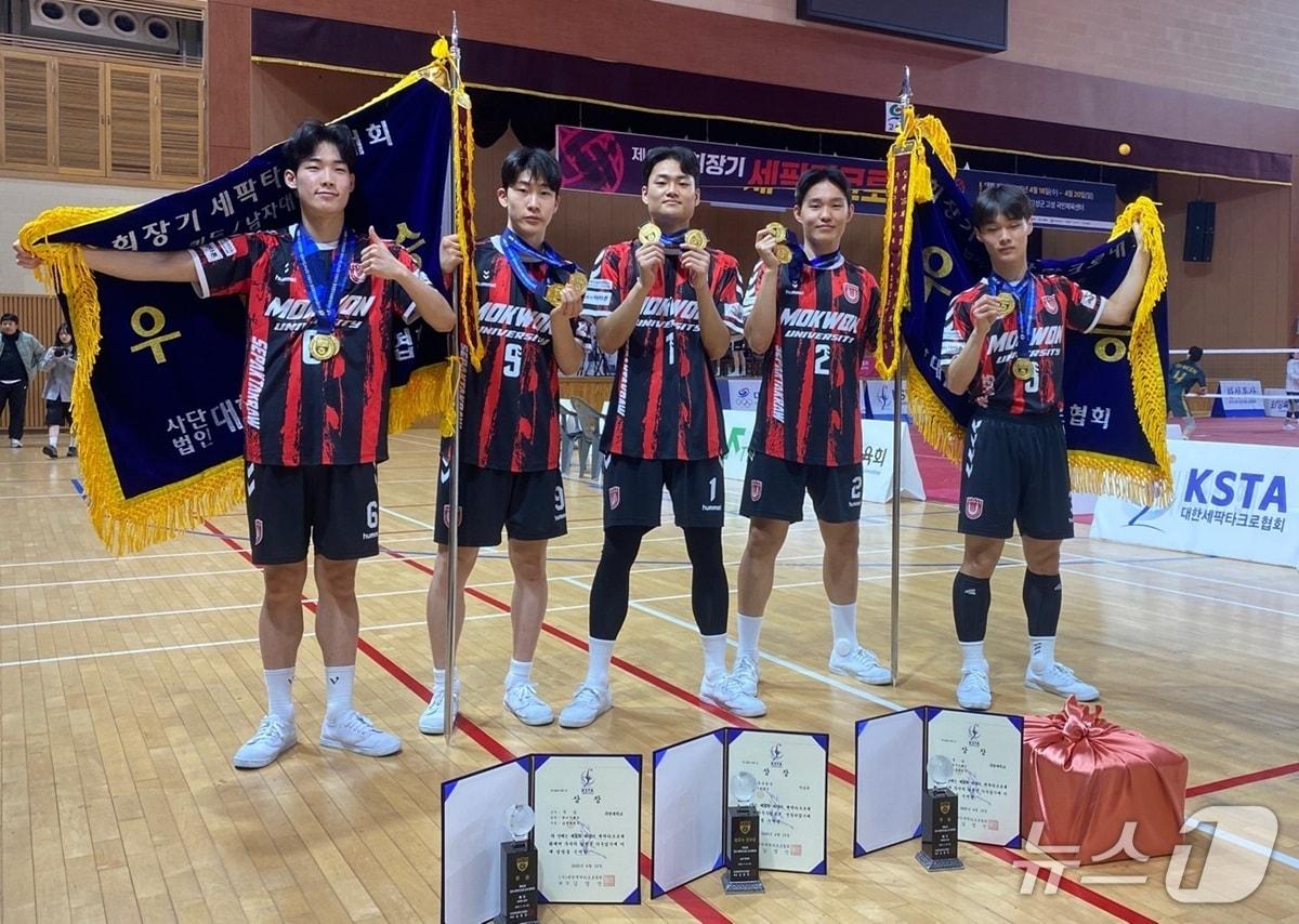 본문 이미지 - 제36회 회장기 세팍타크로대회에서 2관왕에 오른 목원대 세팍타크로부 선수들이 메달을 목에 걸고 기념촬영을 하고 있다.(목원대 제공.재판매 및 DB금지)/뉴스1
