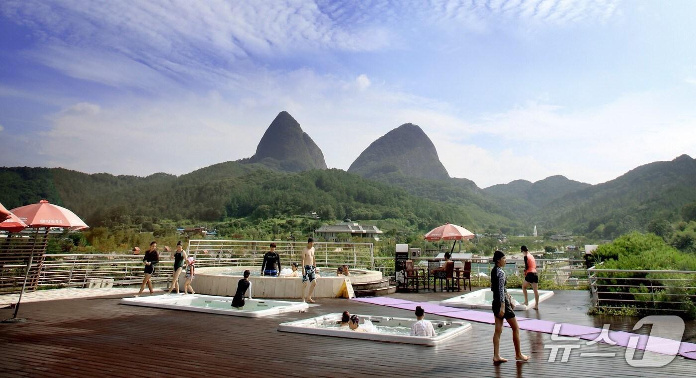 본문 이미지 - 전북자치도 진안군에 소재한 홍삼스파&빌에서 바라본 마이산.(진안군제공. 재판매 및 DB금지)2025.5.1/뉴스1