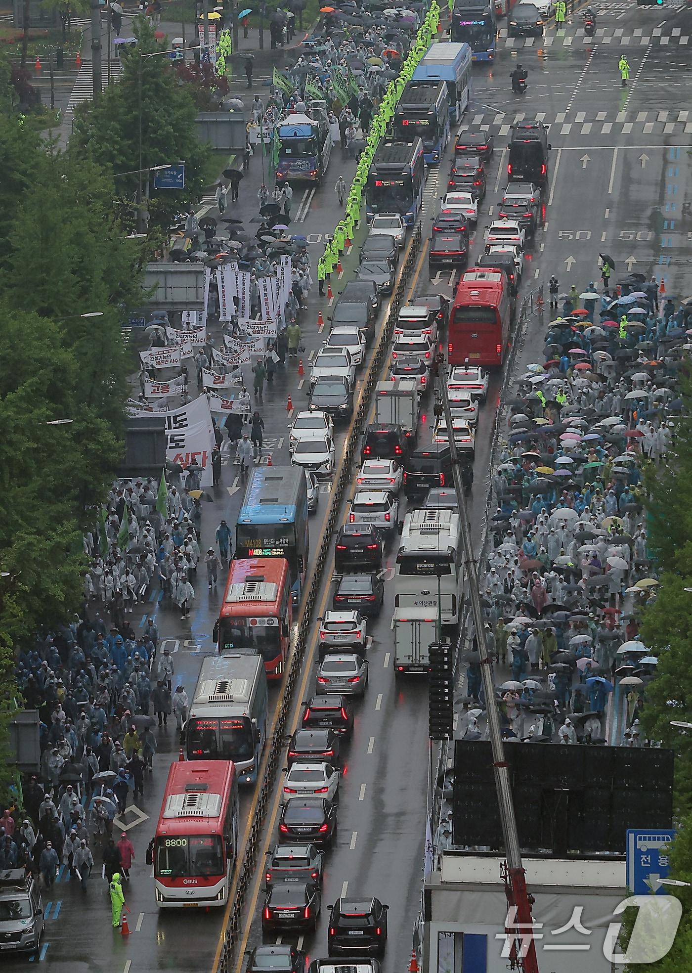 본문 이미지 - 민주노총 건설산업연맹 전국건설노동조합 노조원들이 근로자의 날인 지난해 5월 1일 오후 서울 중구 숭례문을 출발해 종로1가 방향으로 행진하고 있다. 건설노조는 건설노동자에 대한 고용 안정 대책 마련을 촉구하며 노동절 대행진을 진행했다./뉴스1 ⓒ 뉴스1 박정호 기자