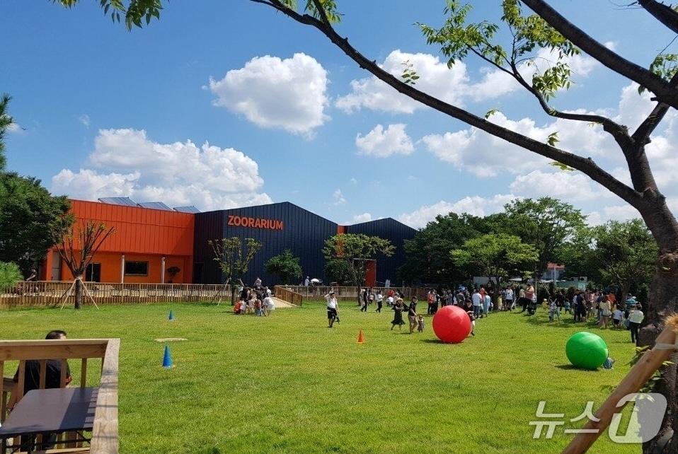 본문 이미지 - 경기 고양시 덕양구 관산동에 위치한 쥬쥬랜드에서 동물원들을 자유롭게 만날 수 있는 잔디밭. (뉴스1 DB, 재판매 및 DB금지)