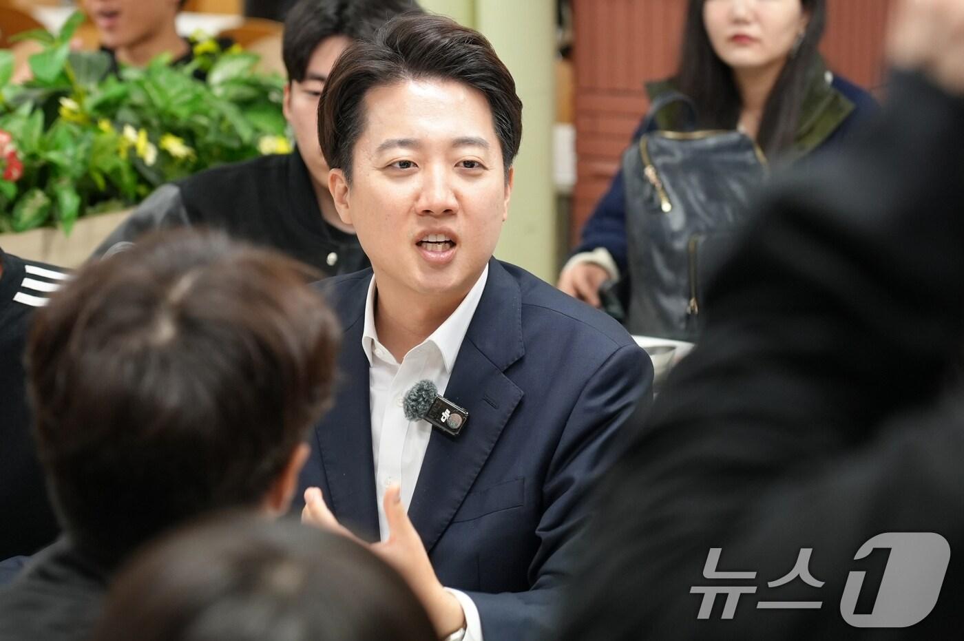 이준석 개혁신당 대통령 후보가 1일 서울 동대문구 한국외국어대학교에서 학생들과 학식을 먹으며 대화하고 있다. &#40;이준석 캠프 제공. 재판매 및 DB 금지&#41; 2025.5.1/뉴스1 ⓒ News1 김민지 기자