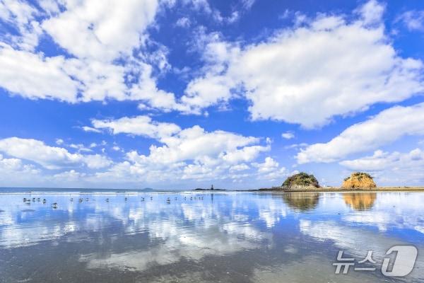 본문 이미지 - 충남도는 2025∼2026 충남 방문의 해를 맞아 특정 시군을 홍보하는 ‘이달의 충남’ 콘텐츠를 운영 중인 태안을 5월의 관광지로 태안을 선정했다.. 사진은  할미할아비바위. (충남도 제공. 재판매 및 DB 금지) 2025.5.1/뉴스1