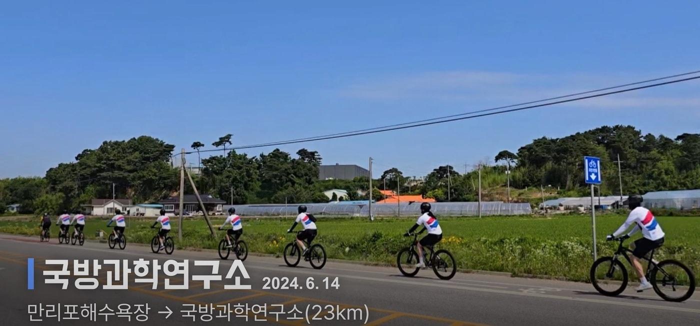 본문 이미지 - 2024년 '호국보훈 라이딩' 행사에 참여한 사관생도들의 모습.(한국방위산업진흥회 유튜브)