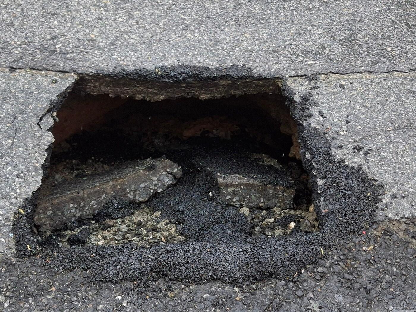 본문 이미지 - 1일 천안시 두정동의 한 도로에 폭 60㎝·깊이 80㎝의 포트홀이 생겼다.(천안시청 제공. 재판매 및 DB금지)/뉴스1