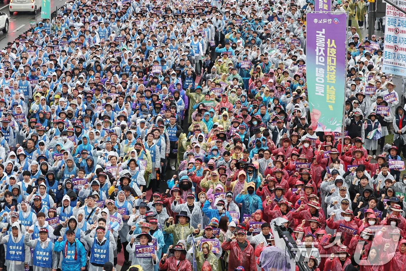 한국노총 조합원들이 1일 오후 서울 종로구 동십자각 일대에서 열린 '제135주년 세계노동절 전국노동자대회'에서 구호를 외치고 있다. 2025.5.1/뉴스1 ⓒ News1 민경석 기자